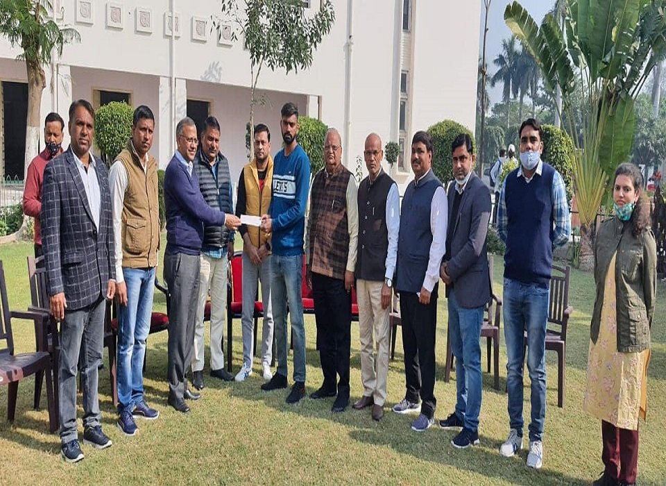 राजनीति शास्त्र विभाग के विद्यार्थीयों ने विश्वविद्यालय की मेरिट लिस्ट में पाया पहले तीन स्थान