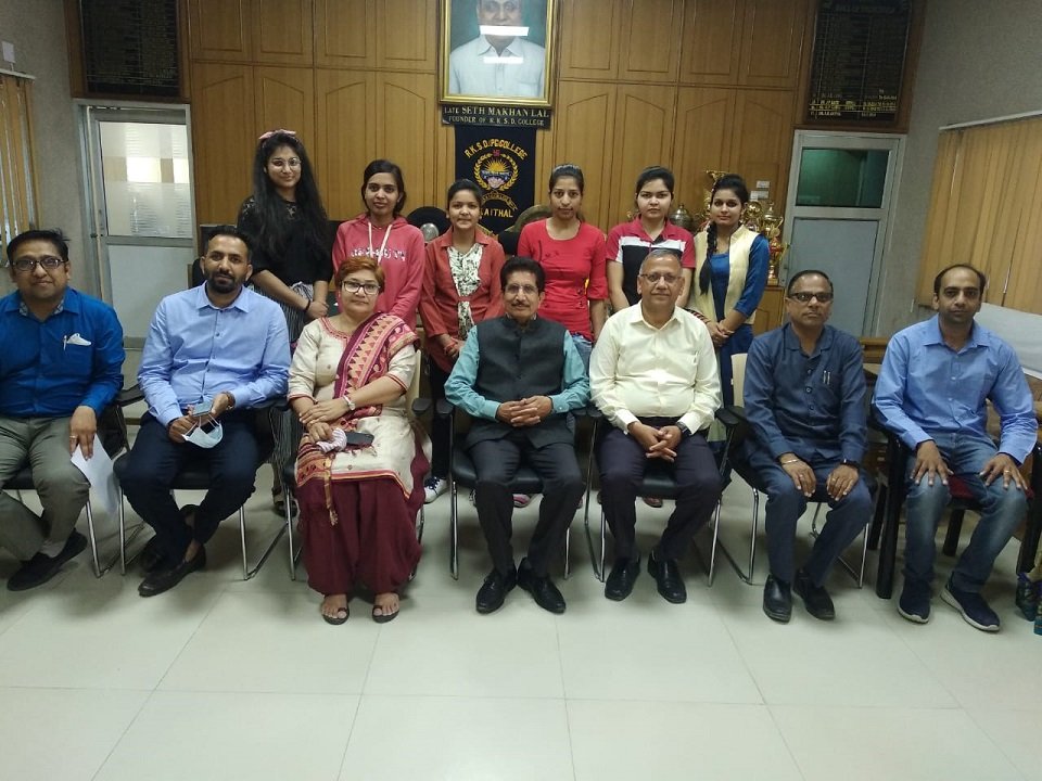 संध्याकालीन सत्र के कंप्यूटर साइंस विभाग की 6 छात्राओं ने कुरुक्षेत्र विश्वविद्यालय कुरुक्षेत्र के पी.जी.डी.सी.ए के वार्षिक परिणामों में पहले 10 स्थानों में से 6 स्थान अर्जित किया