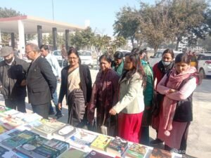 पुस्तकालय समिति के द्वारा एक पुस्तकों की प्रदर्शनी का आयोजन