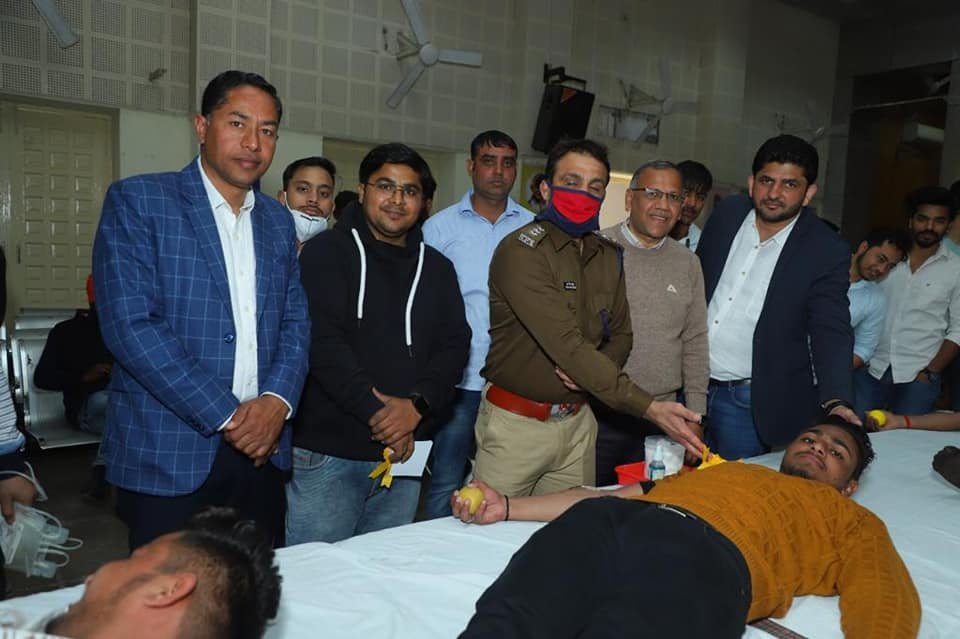 कॉलेज की एन. एस. एस. की तीनों इकाईयों द्वारा पिछले  दिनों पुलवामा हमलें में शहीद हुए सैनिकों को श्रद्धांजलि