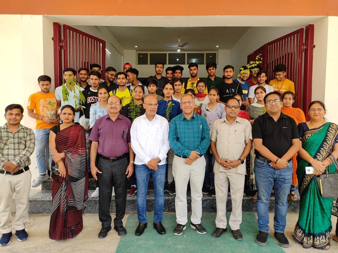 सांध्यकालीन सत्र की ओर से पर्यावरण सेल द्वारा विश्व पर्यावरण दिवस के उपलक्ष में महाविद्यालय परिसर में पौधारोपण