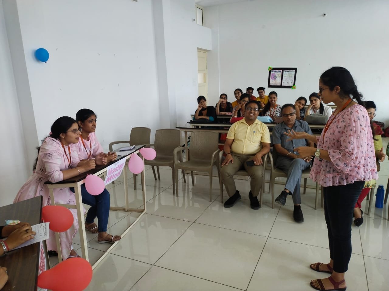 वाणिज्य विभाग द्वारा व्यवसायिक टैगलाइन क्विज प्रतियोगिता