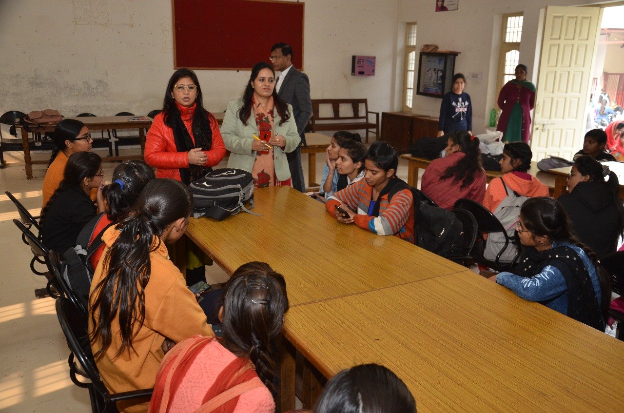 Counselling-of-girls-students-2